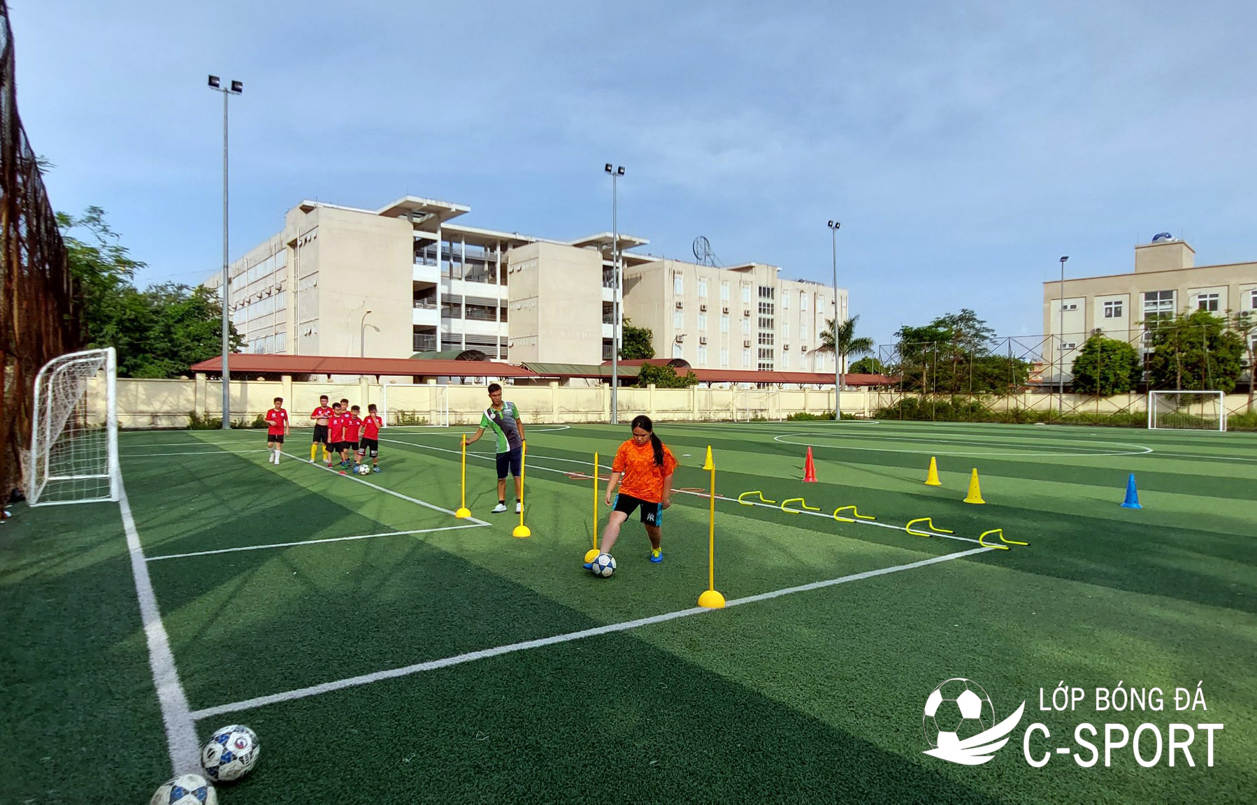 Một buổi tập tại lớp học bóng đá trẻ em Hà Nội tại cơ sở tập luyện của trung tâm dạy bóng đá C-Sport